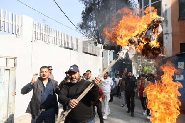 कुलमानलाई हटाएको विरोधमा ऊर्जामन्त्री खड्काको पुतलादहन