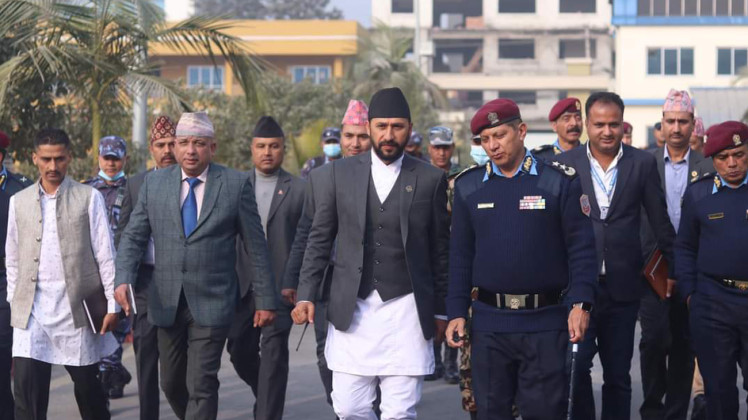 गृहमन्त्री लामिछानेले हटाए अगुवा पछुवा गाडी