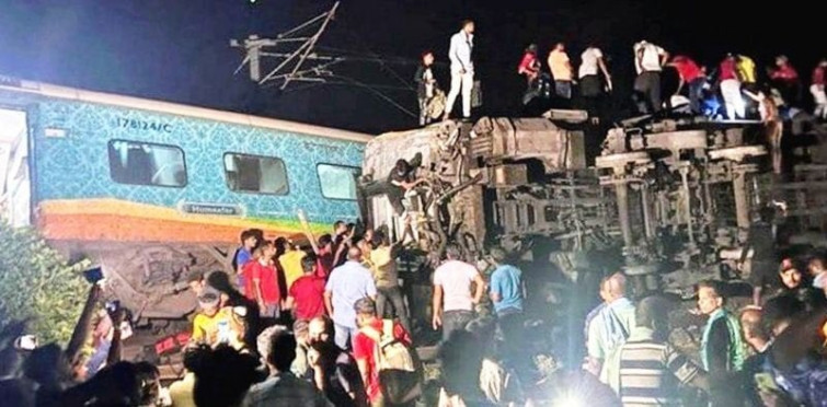 भारतको ओडिसामा रेल दुर्घटना हुँदा २ सय ३७ जनाको निधन