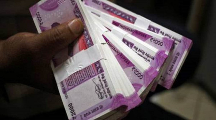 चार लाख भारुसहित एक पक्राउ