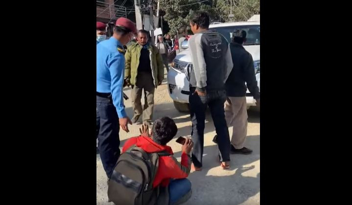 भक्तपुर–नगरकोट सडक पुगेकी मन्त्री यादवको गाडी अगाडि स्थानीय लम्पसार परेपछि...