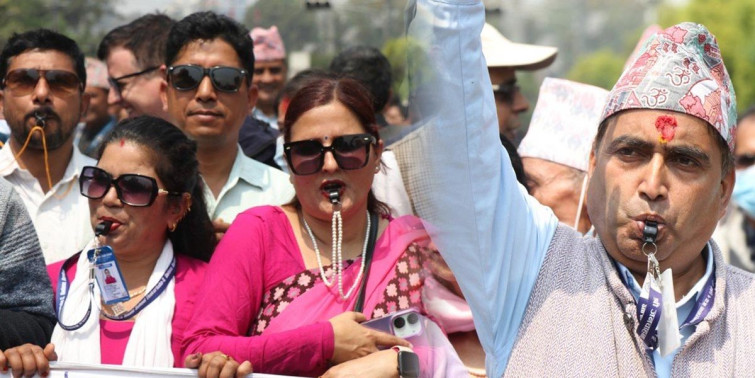 सिठ्ठी फुक्दै शिक्षकहरुले गराए सरकारको ध्यानाकर्षण