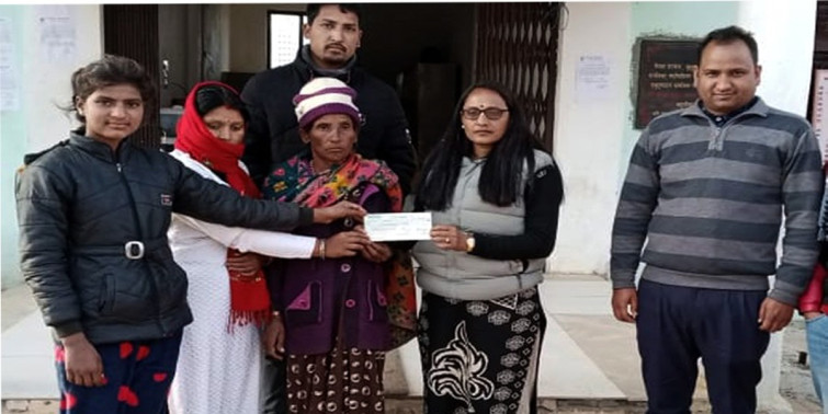 बैतडीको पञ्चेश्वर गाउँपालिकाद्धारा मायाको परिवारलाई आर्थिक सहयोग