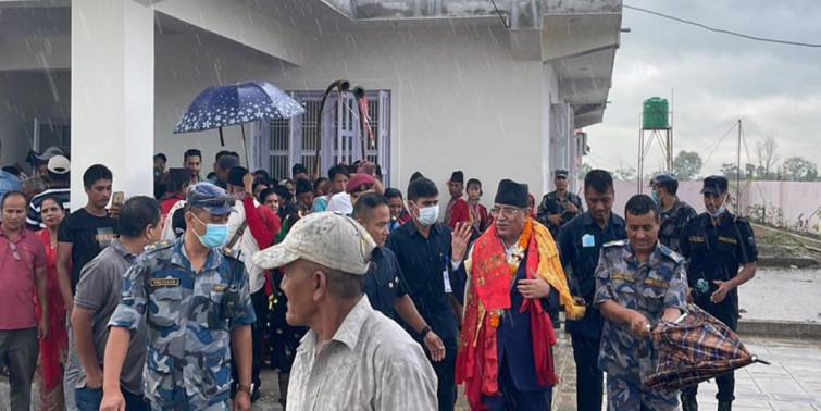 चितवनको नयाँ घरमा सरे प्रचण्ड