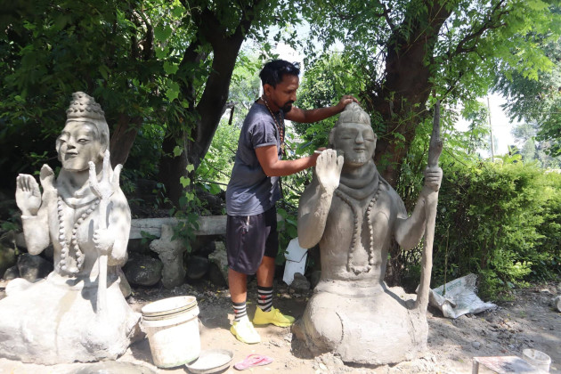 मूर्ति बनाएर जीविकोपार्जन गर्दै प्रेम