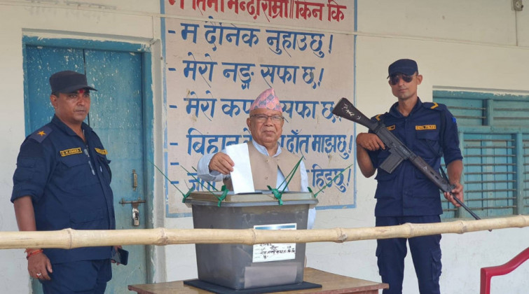 माधव नेपालद्वारा मतदान