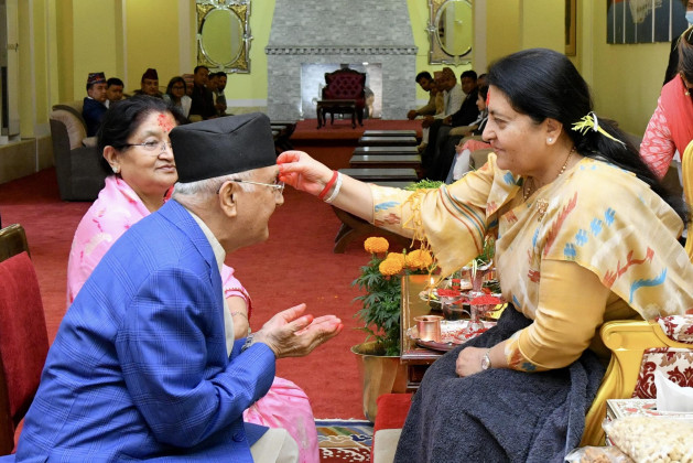 एमाले अध्यक्ष ओलीले राष्ट्रपति भण्डारीबाट ग्रहण गरे दशैंको टीका