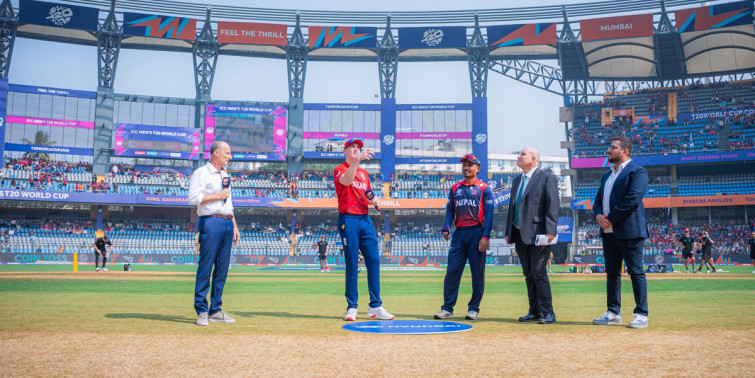 इंग्ल्यान्डविरुद्ध फिल्डिङ गर्दै नेपाल