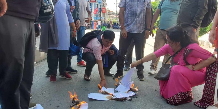 सडक आन्दोलनमा उत्रिए देशभरका शिक्षक कर्मचारी