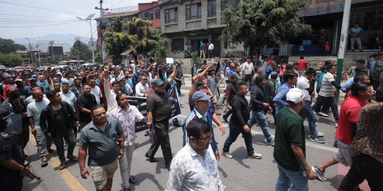 सार्वजनिक यातायात व्यवसायीहरु आन्दोलित  