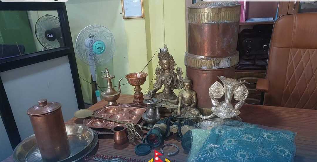 चाँदी, तामा तथा पित्तलका सामग्री चोरी गरी फरार खड्गी सामानसहित पक्राउ