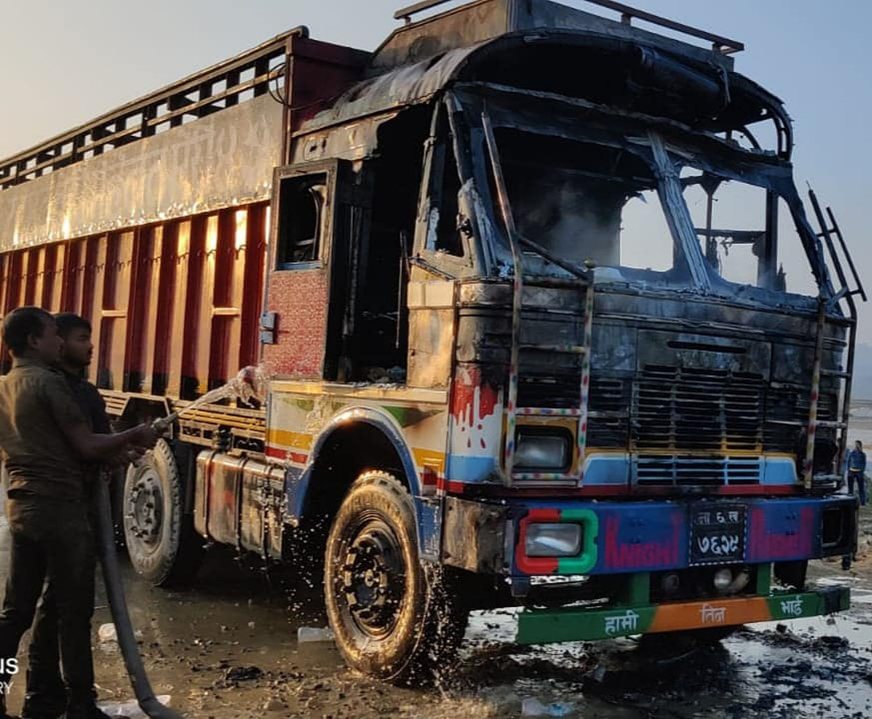 ट्रकमा आगजनी