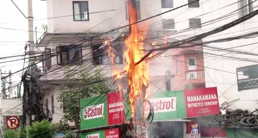 काठमाडौँको गैरीधारास्थित बिजुलीको तारमा आगलागी
