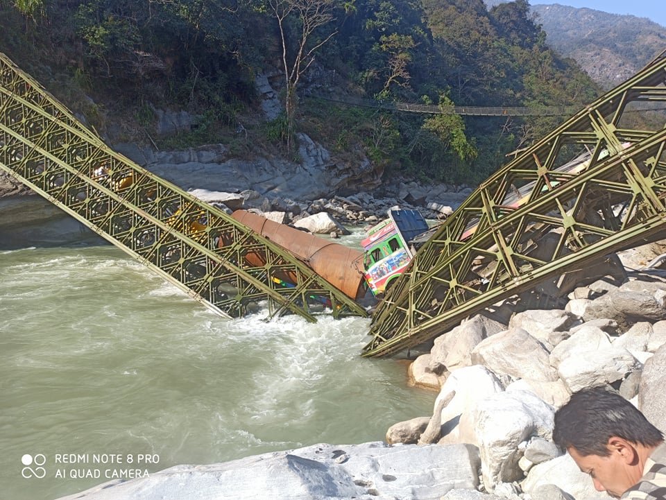 अरुण नदीको बेलिब्रिज भाँचियो