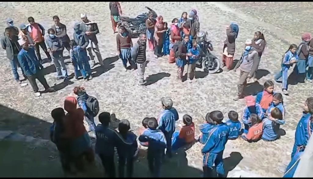 अखाद्य जुस खाँदा २५ विद्यार्थी एक्कासि बिरामी