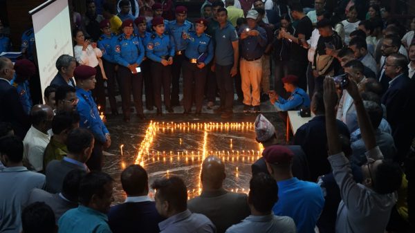 बाढीमा परी ज्यान गुमाएकाहरूप्रति श्रद्धाञ्जली अर्पण गर्दै दीप प्रज्ज्वलन