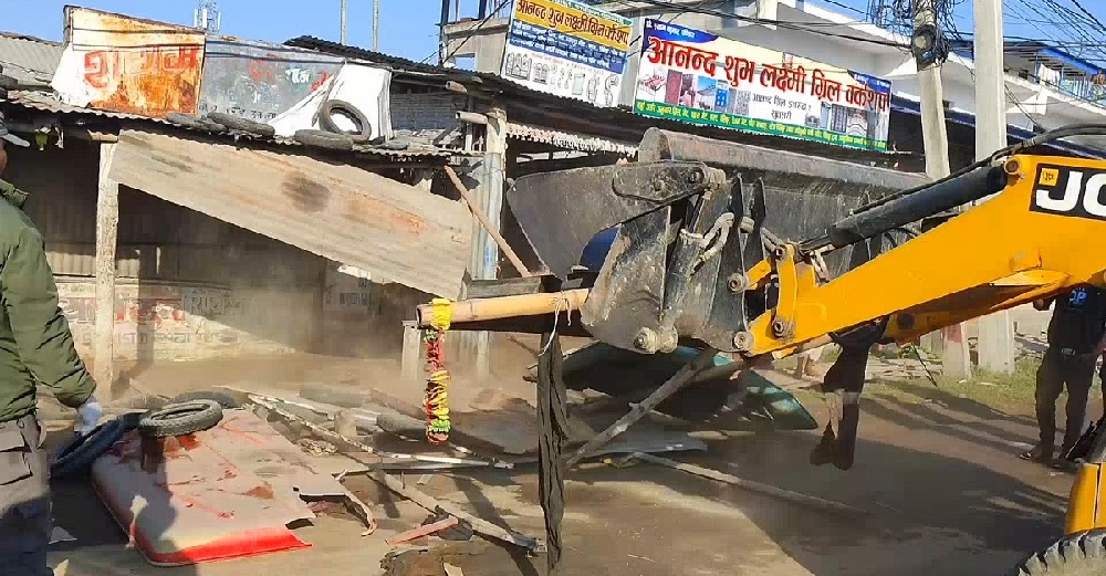अटेर गरेको भन्दै इनरुवाका मेयर डोजर लिएर निस्किए सडकमा