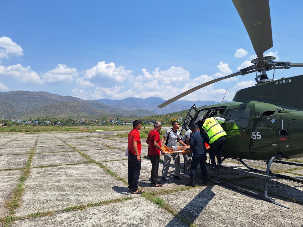 जीप दुर्घटनाका घाइतेलाई थप उपचारका लागि सेनाको   हेलिकप्टरमार्फत  सुर्खेत पठाइयो