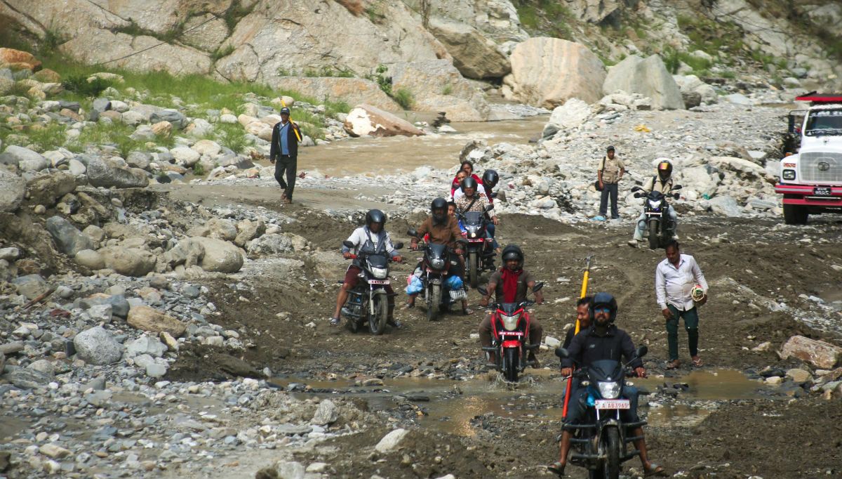 बाढीले अवरुद्ध बीपी राजमार्ग ३ दिनपछि पुनः सञ्चालनमा