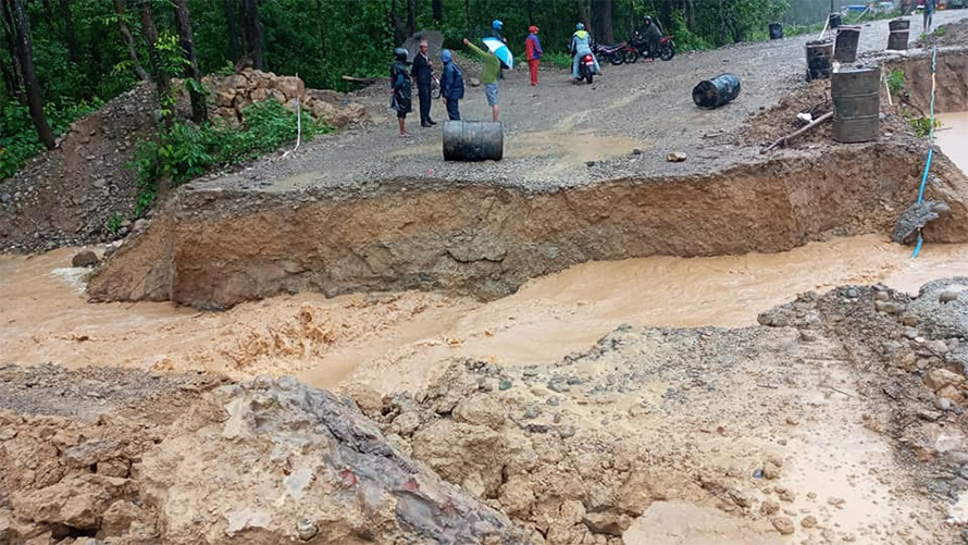 पूर्वपश्चिम राजमार्गको नवलपुर खण्ड अवरुद्ध