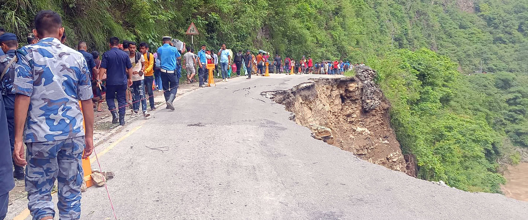 सडक भासिएर अवरुद्ध पृथ्वी राजमार्ग एकतर्फी खुल्यो