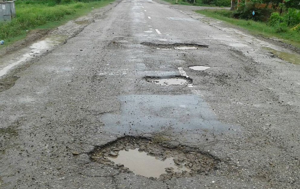 १२ करोड लागतको कालोपत्रे एक वर्ष नपुग्दै उप्कियो