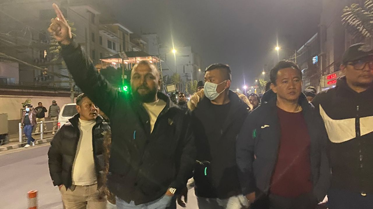 निर्वाचन आयोगमा देउवाका कार्यकताहरुद्वारा हगाँमा शुरु