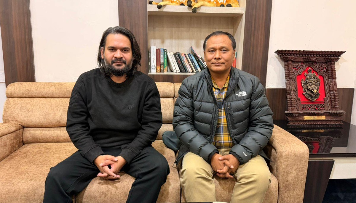 बालेनसँगको फोटो राख्दै कुलमानले भने, ‘देश बनाउने अभियानमा सँगै छौँ’