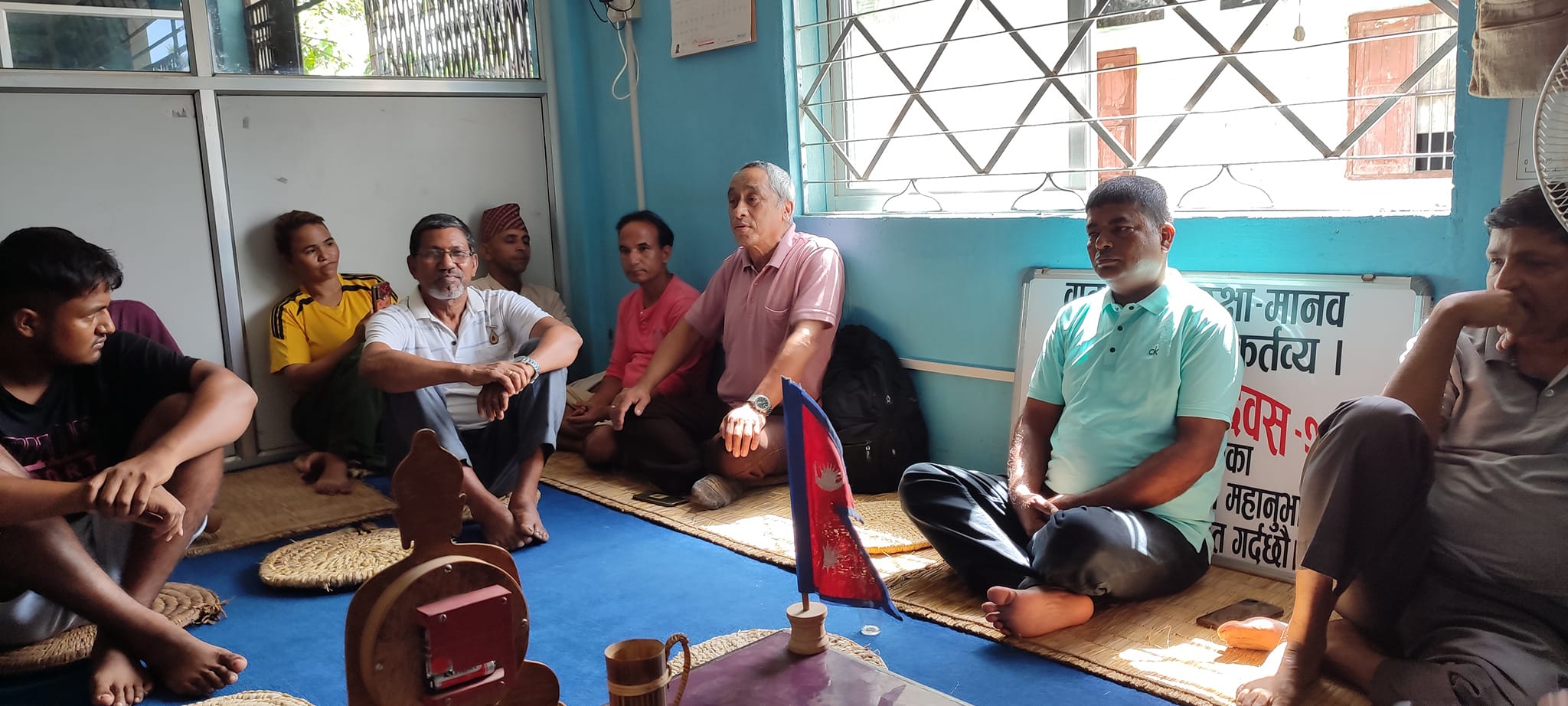वडा कार्यालयमा कुर्सीका सट्टामा गुन्द्री र पिरा
