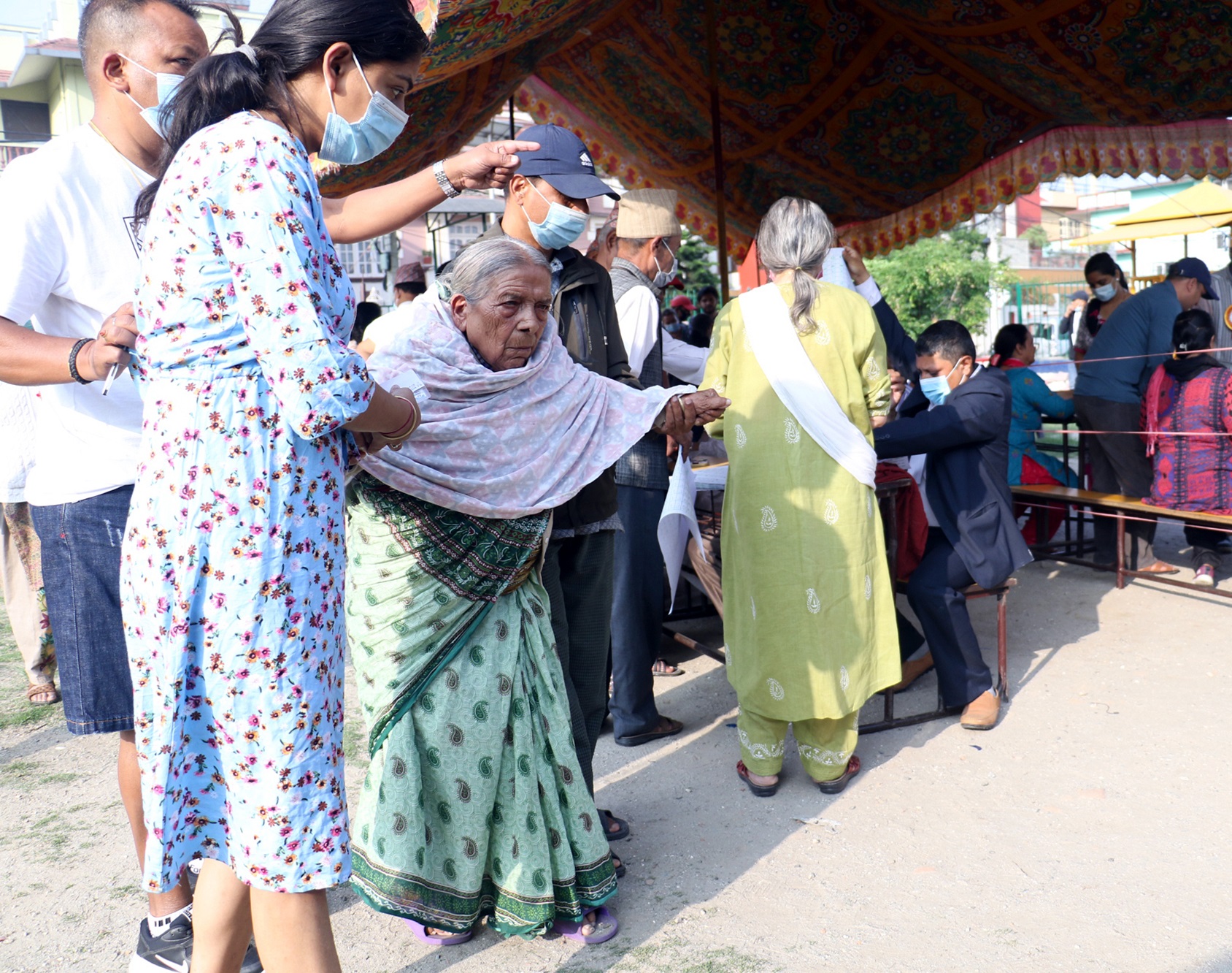 मतदानमा उत्साहः कोही काखे नानी च्यापेर, कोही लौरो टेकेर पुगे बुथमा