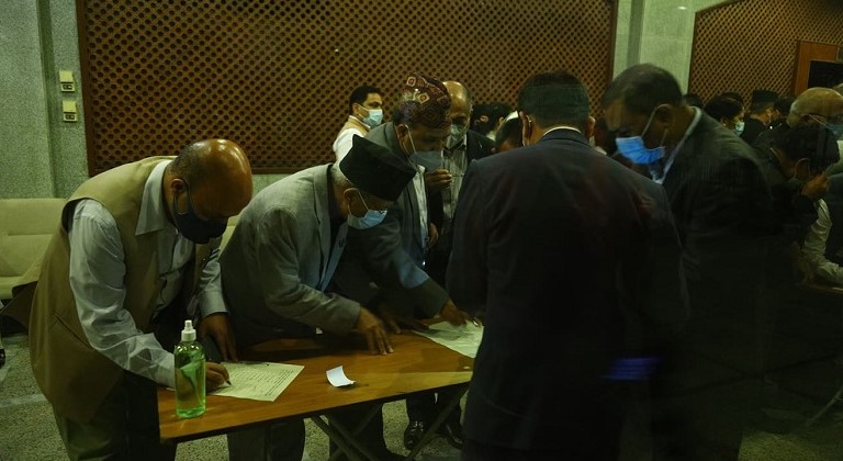 यी हुन् एमालेका २२ सांसद जसले काँग्रेसका देउवालाई दिए विश्वासको मत (नामावलीसहित)