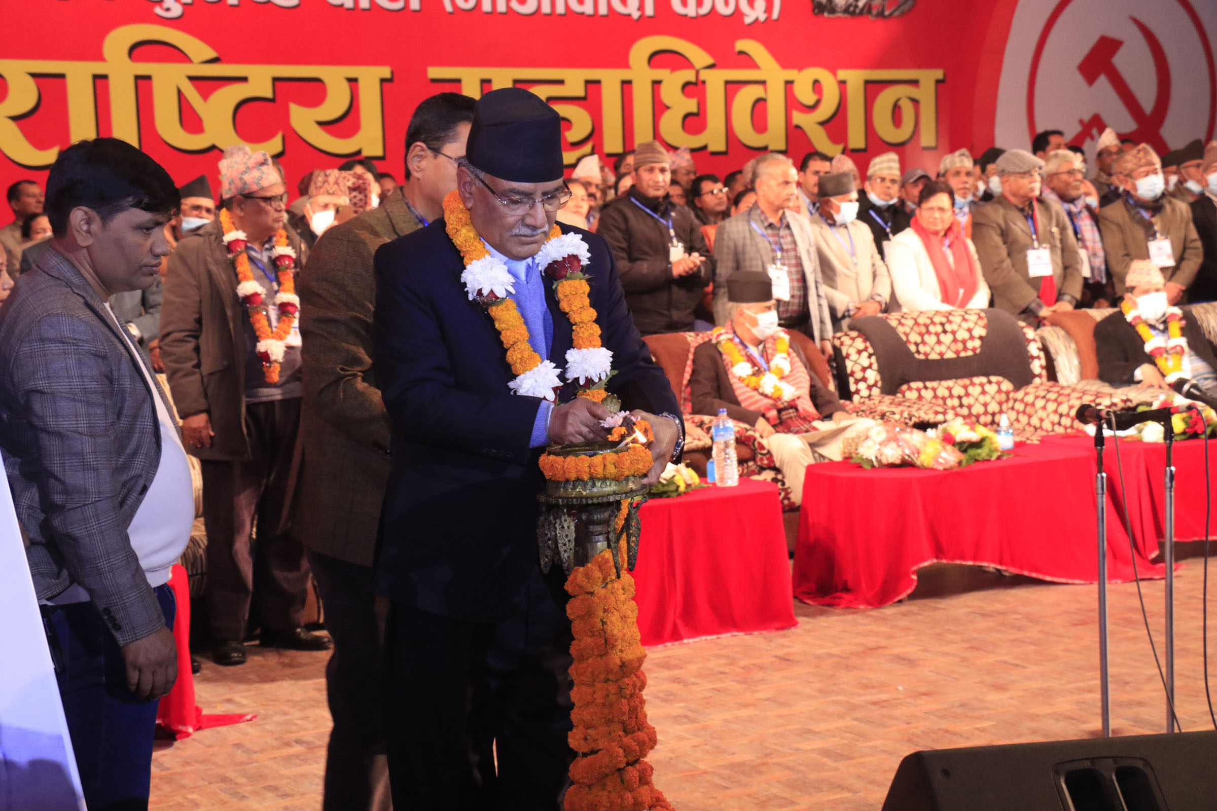 माओवादीको ८औं महाधिवेशनः प्रचण्डद्धारा पानसमा बत्ती बालेर उद्घाटन (लाइभ)