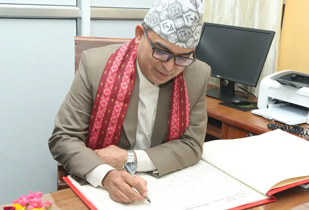 प्रतिनिधिसभाका नवनियुक्त सचिव प्रकाश अधिकारीले लिए शपथ, आजै सम्हाले पदभार