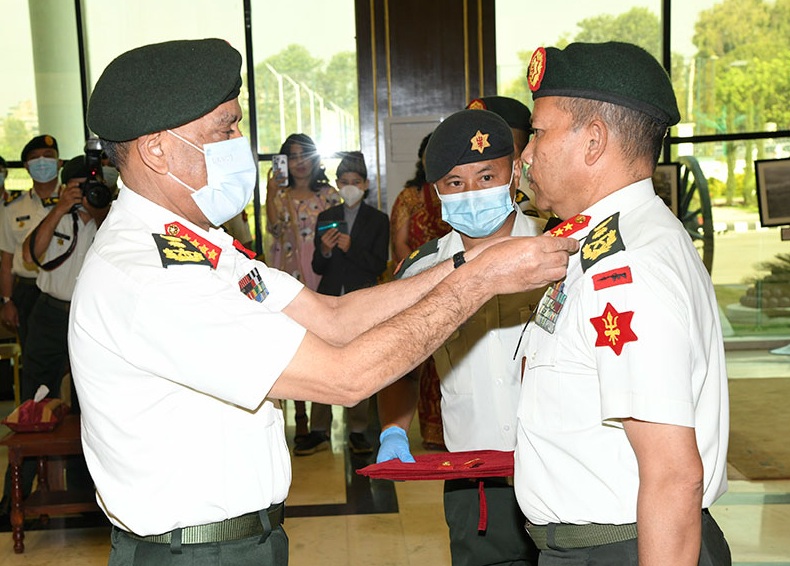 प्रधानसेनापति शर्माद्वारा रथी राणालाई दर्ज्यानी चिह्न प्रदान