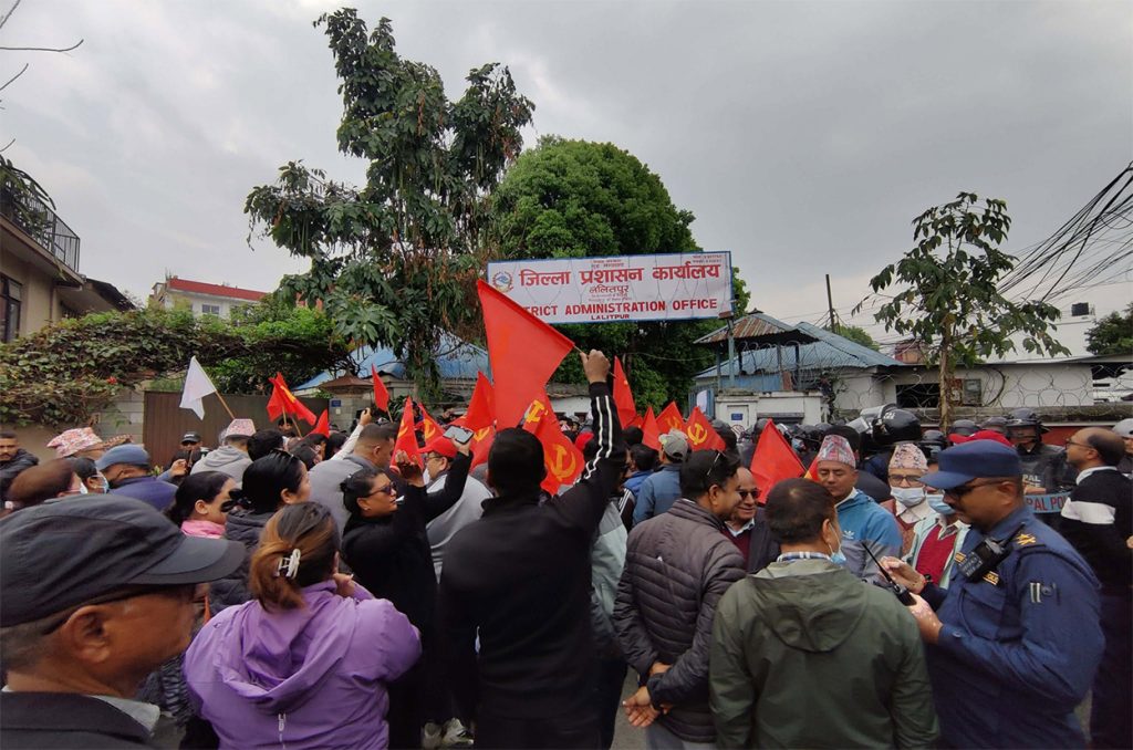 ललितपुर सीडीओ कार्यालयमा एमाले कार्यकर्ता
