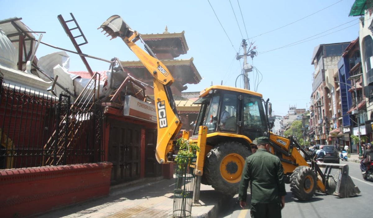 ठमेलको त्रिदेवी मन्दिर परिसरमा अनाधिकृत संरचना महानगरले भत्कायो