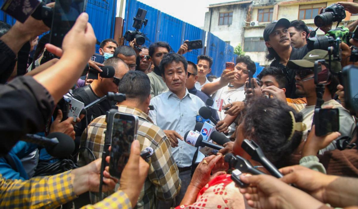 थापाथली सुकुम्बासी बस्तीको अवस्था अवलोकन गर्दै हर्क साम्पाङ