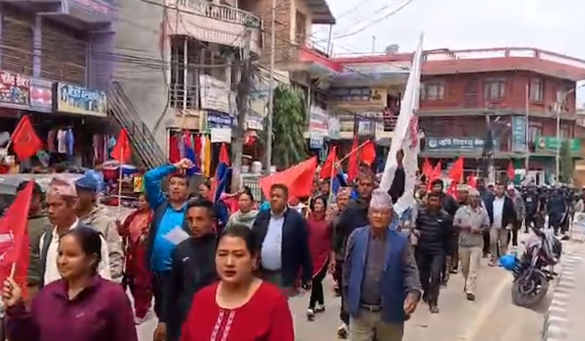 ओली–लेखकको रिहाइ माग्दै रामेछापमा एमालेको प्रदर्शन