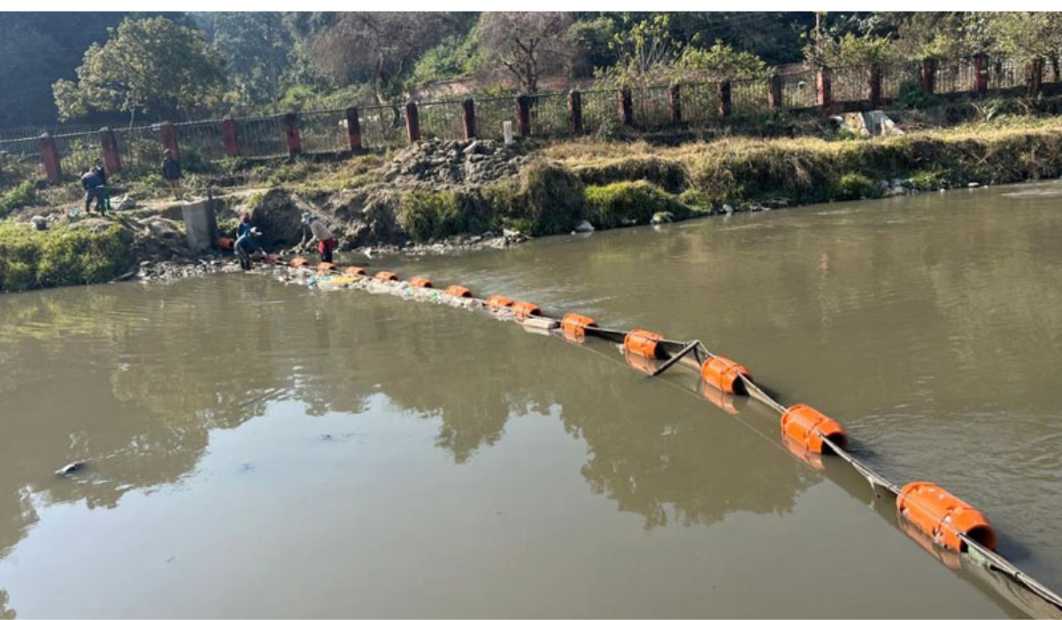 काठमाडौँका नदीमा तैरिने फोहर रोक्न ‘ट्रास बेरियर’ जडान सुरु