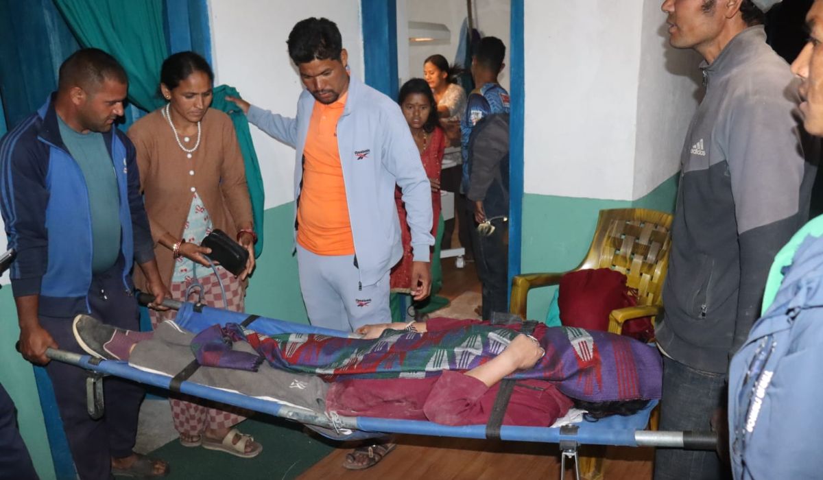 भीरको बाटोमै सुत्केरी भएकी महिलाको उद्धारपछि आमा र शिशुको ज्यान जोगियो