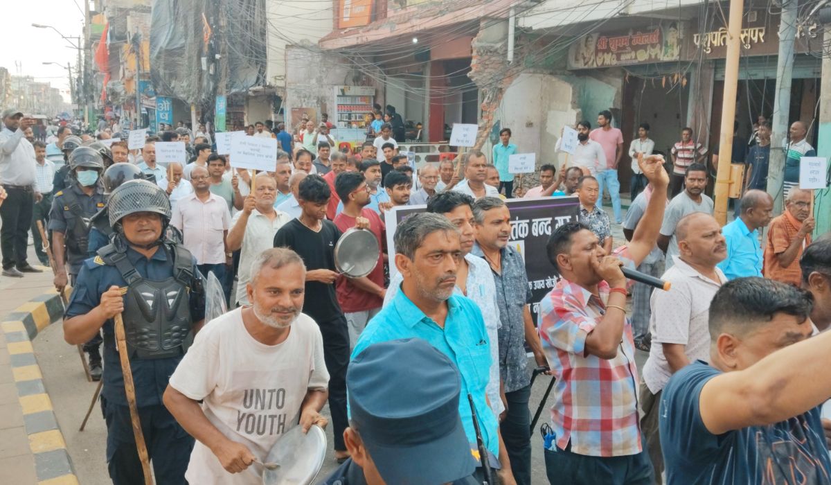 वीरगन्ज मेन रोडलाई सहरी मार्ग घोषणा गर्न माग गर्दै स्थानीयको विरोध प्रदर्शन