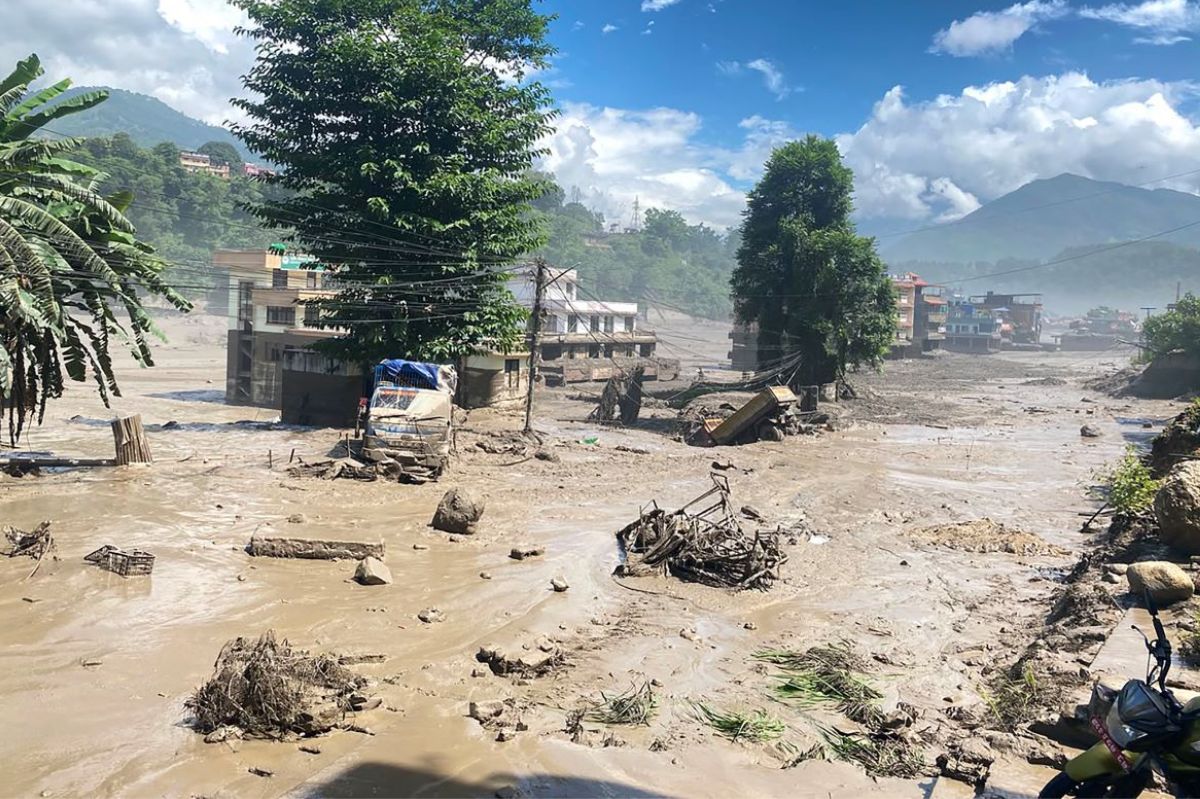 भोटेकोशीको बाढीले टिमुरे भन्सार बगायो, १४ कर्मचारी सम्पर्कविहीन