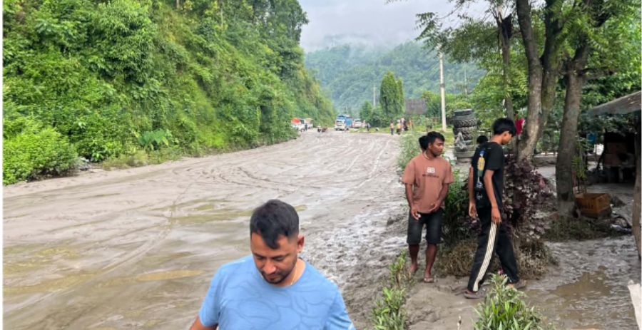पृथ्वी राजमार्गमा अझै जोखिम, लेदो हटाउने काम जारी; यात्रा नगर्न आग्रह