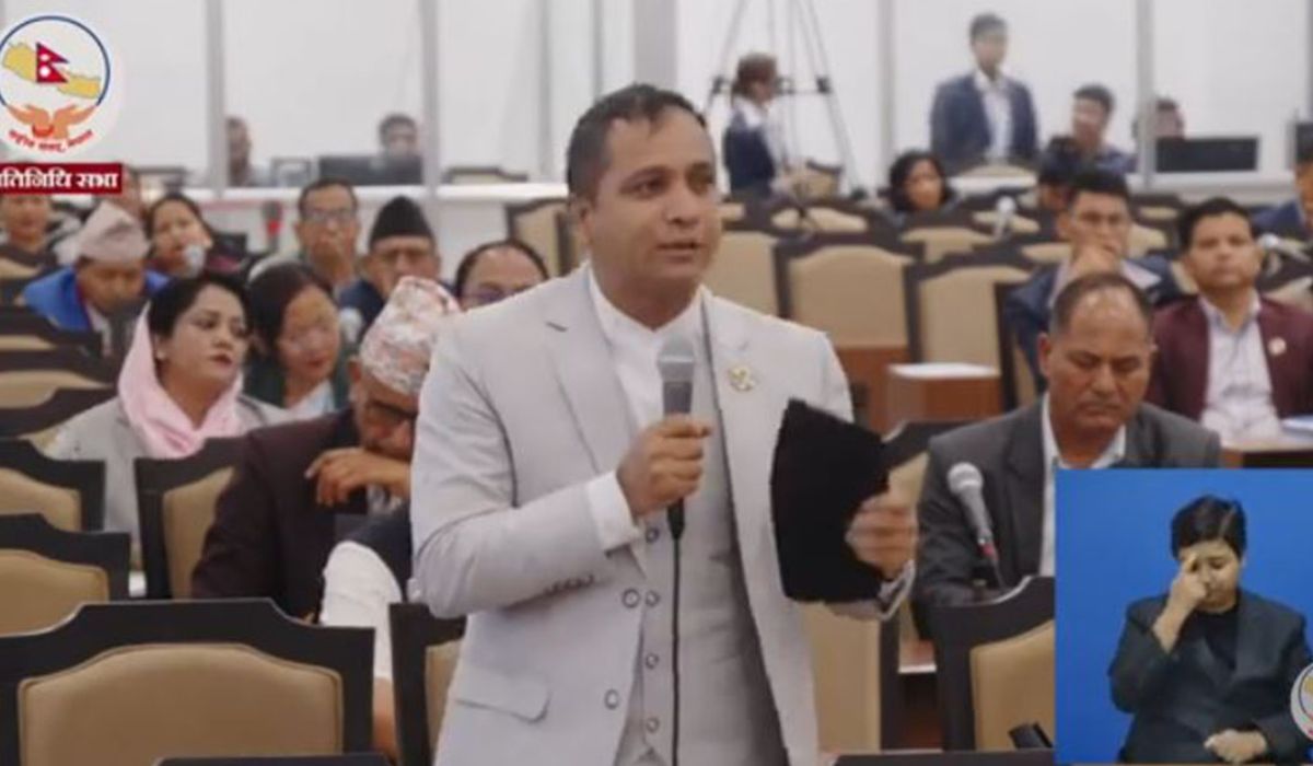 संसद्मा टोपी खोलेर सुस्तावासीलाई सम्मान जनाए एमाले प्रमुख सचेतक महरले
