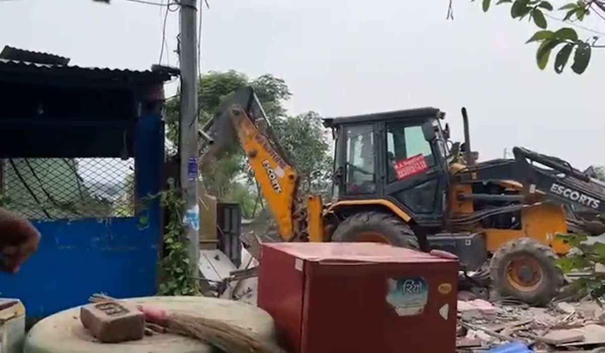 हेटौंडा ५ मा अतिक्रमण हटाउन डोजर, स्थानीयको विरोध