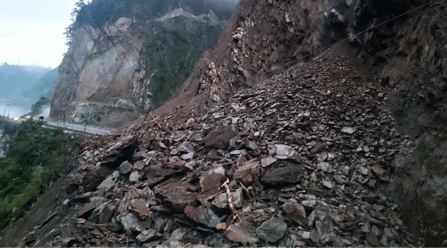 कृष्णभीरमा पहिरो खस्यो, पृथ्वी राजमार्ग ठप्प