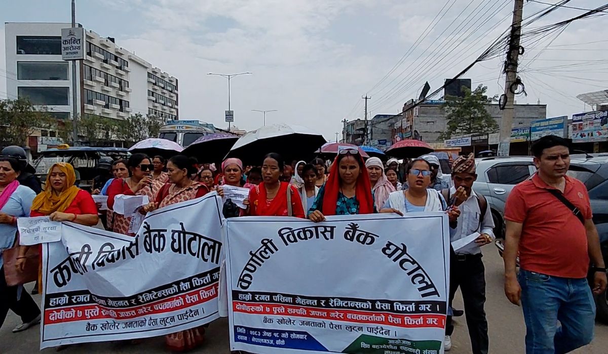 कर्णाली विकास बैंकमा निक्षेप फिर्ता नपाएपछि निक्षेपकर्ताको आन्दोलन