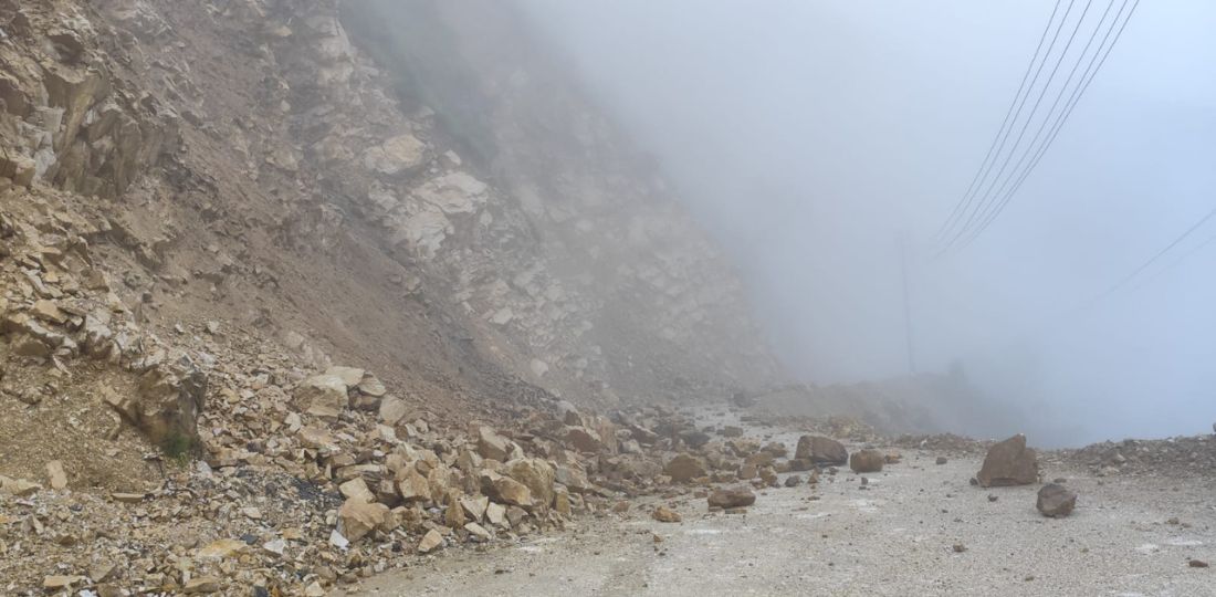 पहिरो खसेपछि कान्ति लोकपथ पूर्णरूपमा अवरुद्ध, यातायात ठप्प
