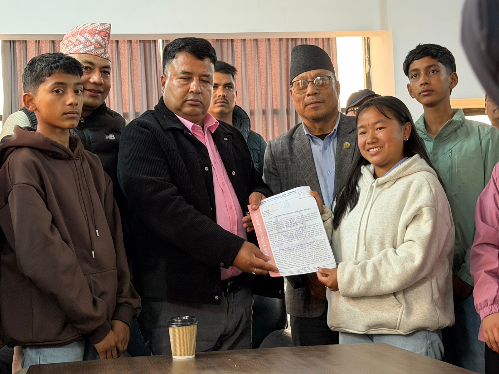 महेश बस्नेतलाई भेट्न पुगे युवा-  बालबालिका, दिए यस्तो वचन