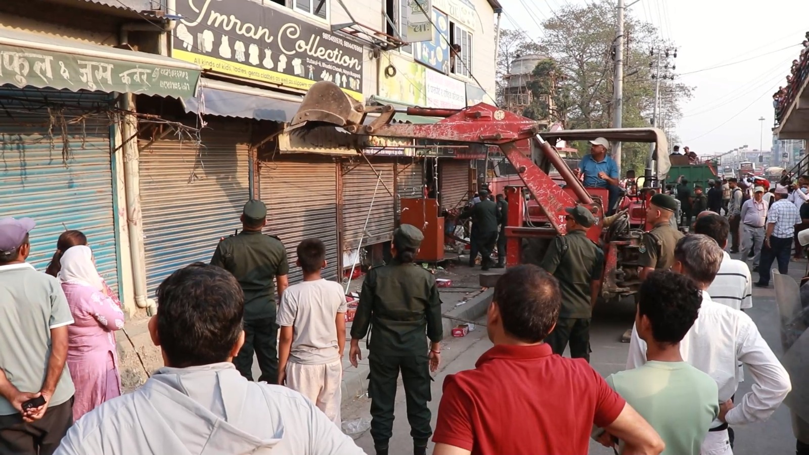 बुटवलमा फुटपाथ अतिक्रमण हटाउन महानगरको डोजर